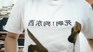 乳首を揉んで、広げて、接写する女の子