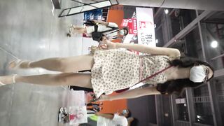 展銷会で超特価のワンピースを買う眼鏡の女性、スレンダーな体型に反してノーパンで外出、陰毛がちらり