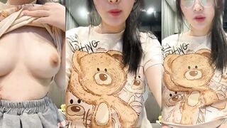 白嫩眼鏡妹跟男友裸聊